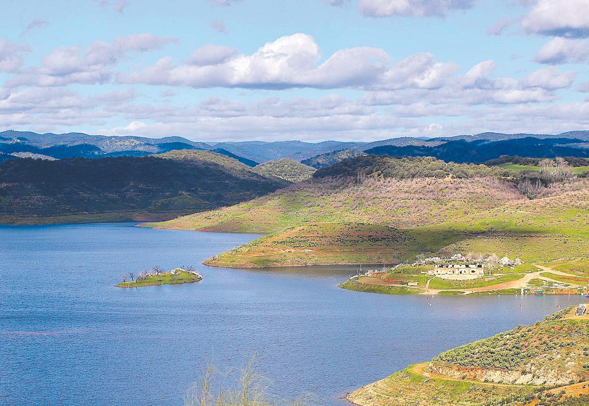 Pantano Embalse de La Breña con la subida del agua despues de las lluvias.