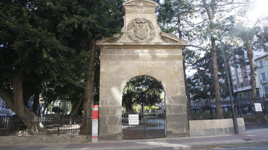 Entrada al jardín de Floridablanca con los ficus al fondo