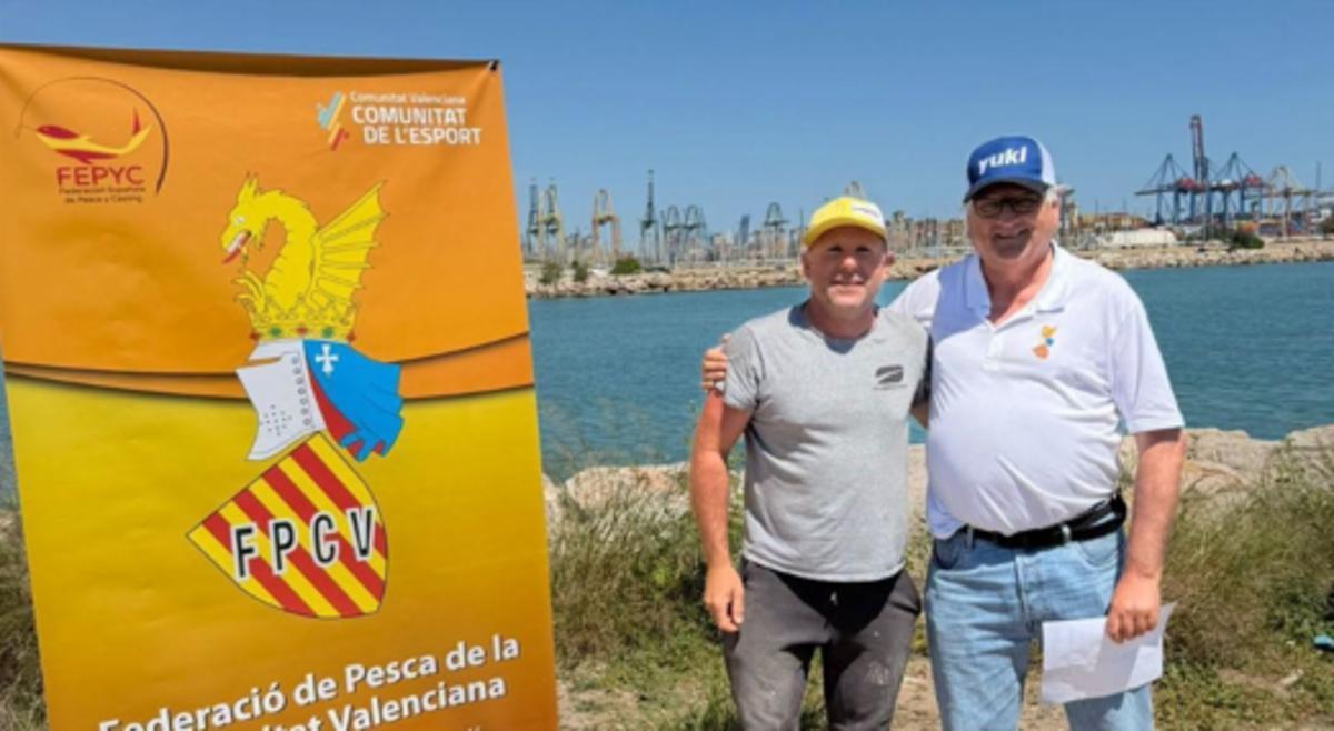 Vixcente Giner, a la izquierda, recibe el premio como tercer clasificado y asegura billete para el Nacional