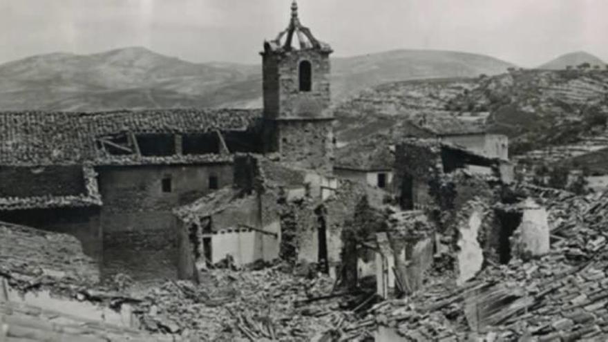 Ruinas de un pueblo del Maestrat tras el bombardeo de la aviación nazi en 1938.