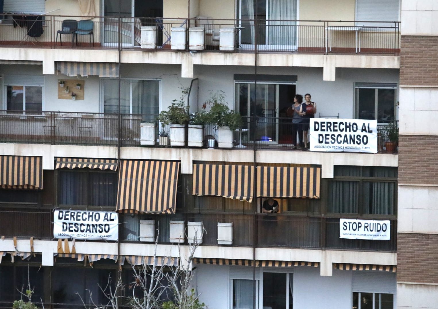 Los vecinos de Plaza Honduras protestan por los botellones