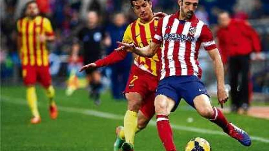 Pedro pugna amb Juanfran en una acció del partit d&#039;ahir al vespre al Calderón.