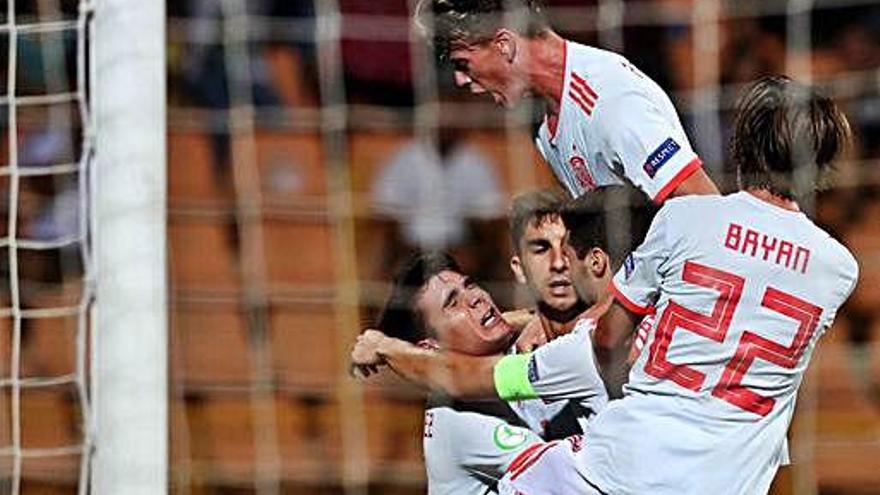 Ferrán Torres celebra con sus compañeros uno de sus dos goles.