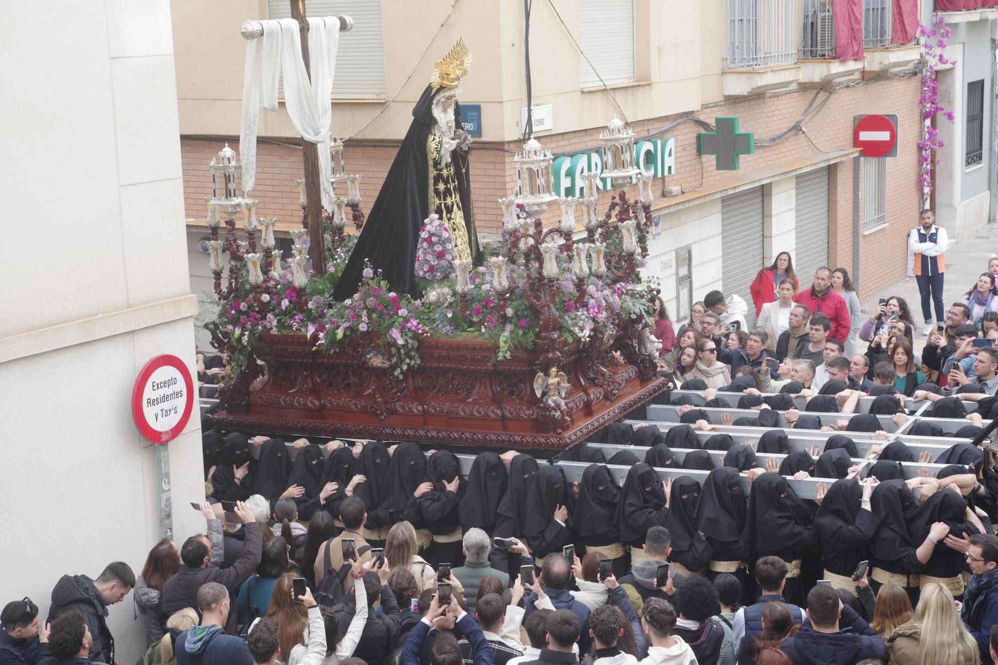 Salida de la Hermandad de la Santa Cruz en el Jueves Santo de Málaga.