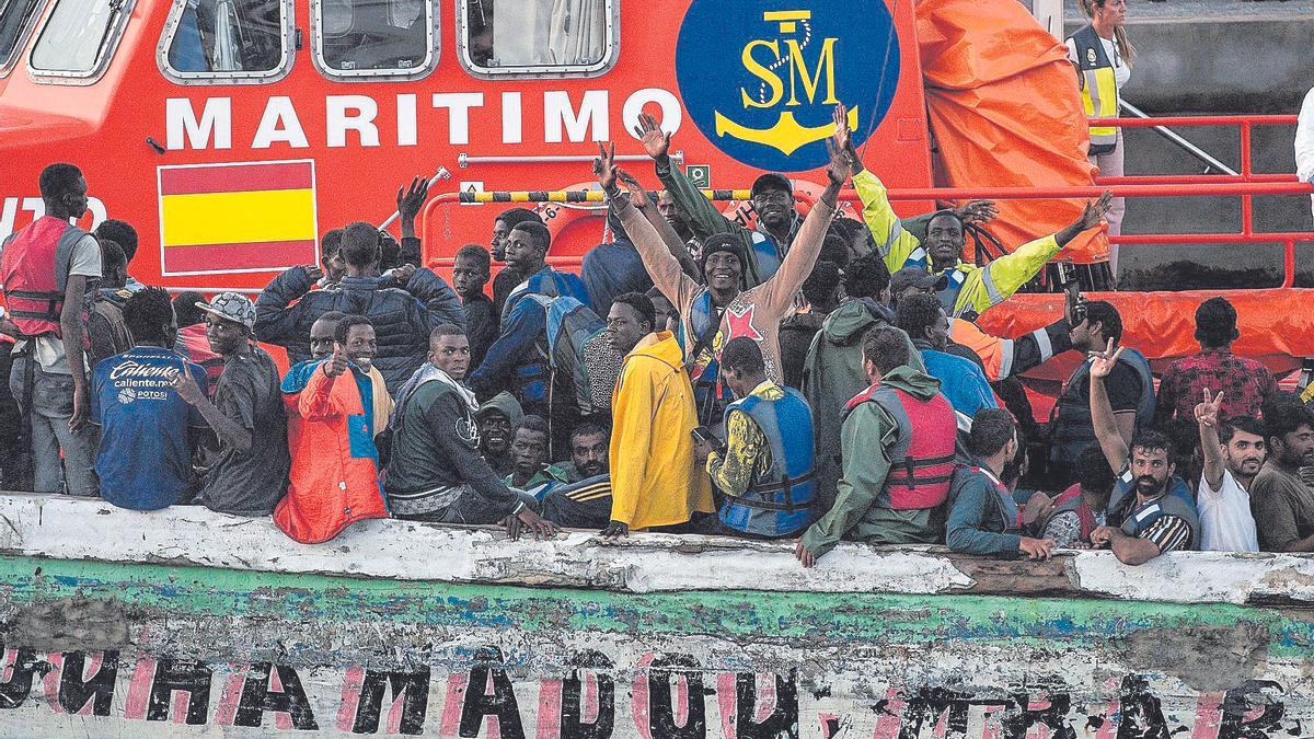 Inmigrantes rescatados de un cayuco cerca de La Restinga, en la isla del Hierro, en Canarias.