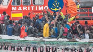 Inmigrantes rescatados de un cayuco cerca de La Restinga, en la isla del Hierro, en Canarias.