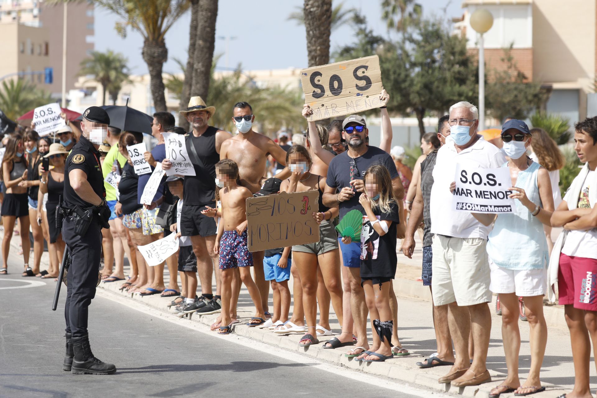 Protestas de vecinos del Mar Menor al inicio de La Manga