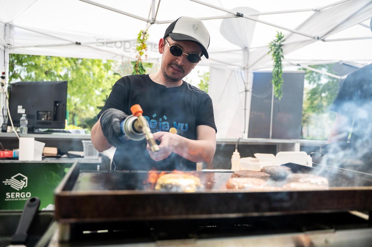 Galería | Así fue el evento de hamburguesas y tartas de queso en el parque Padre Pacífico de Cáceres