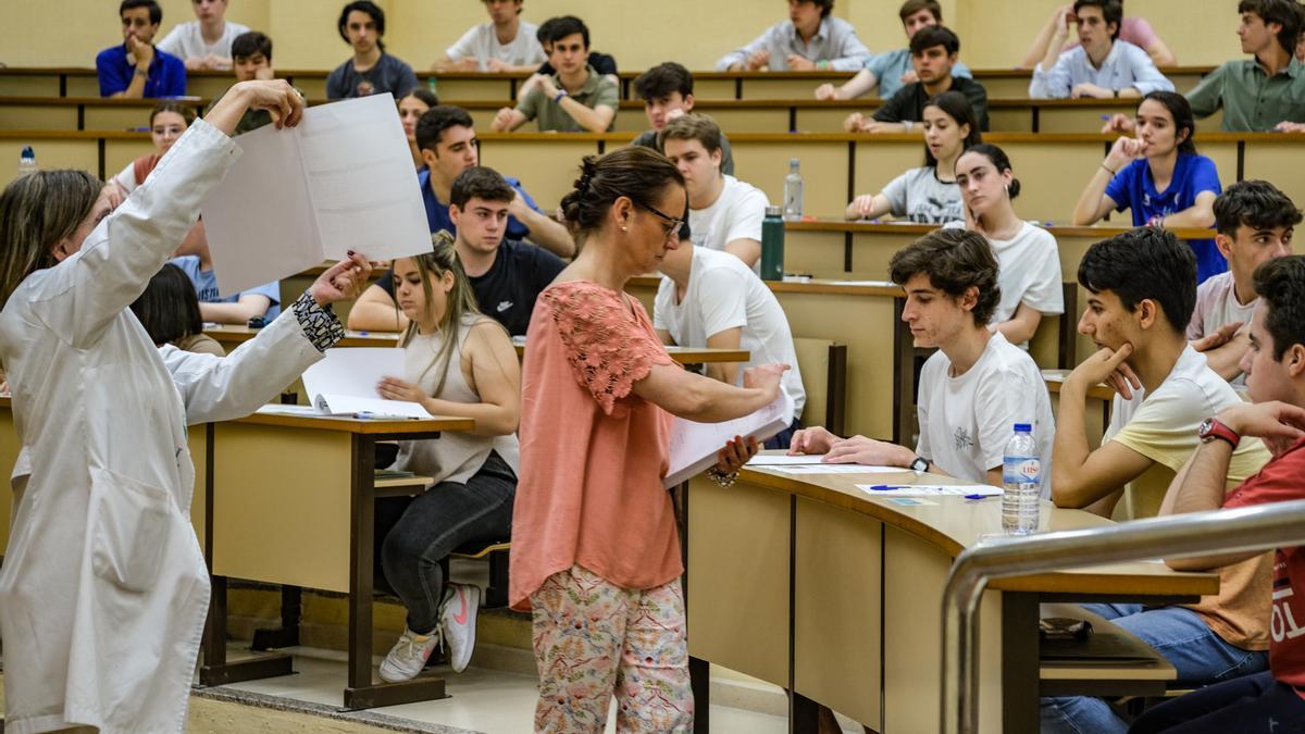 Las profesoras reparten el primer examen de la EBAU, ayer en la facultad de Ciencias Económicas y Empresariales de Badajoz.
