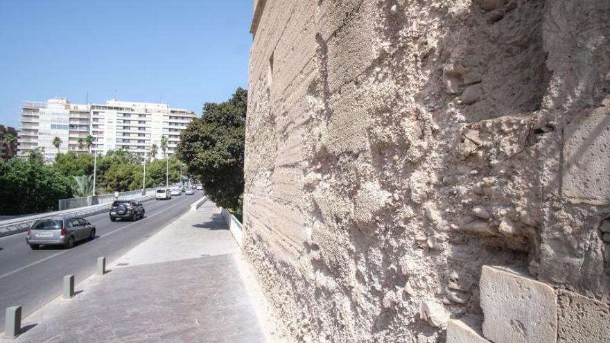 El muro de la Calahorra,en la plaza SantaIsabel, visiblementedeteriorado. ÁXEL ÁLVAREZ | TONY SEVILLA