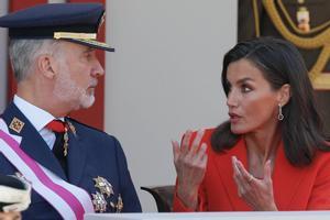 La Reina Letizia apuesta por un total look en rojo para el desfile de las Fuerzas Armadas