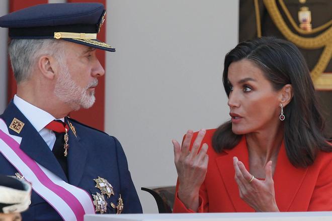 Los Reyes Felipe y Lezia presiden el desfile del Día de las Fuerzas Armadas ante miles de ovetenses