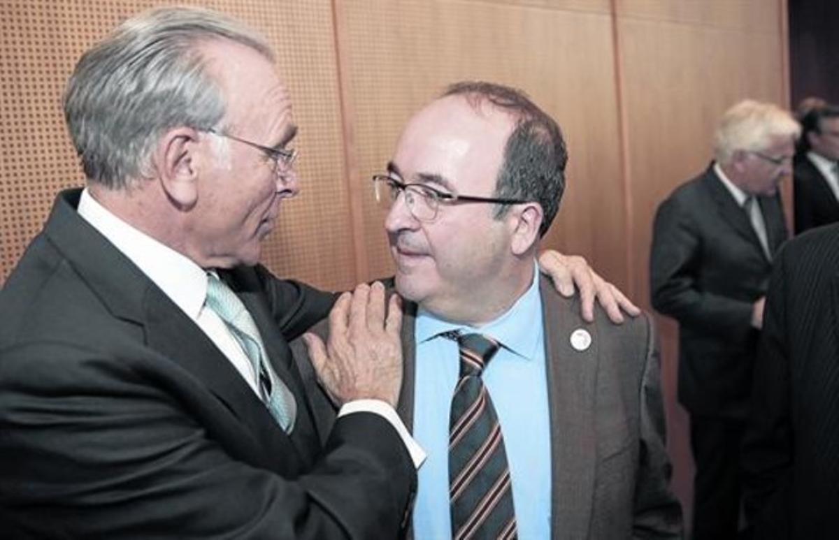 El president de La Caixa,Isidre Fainé, saluda Iceta, ahir.