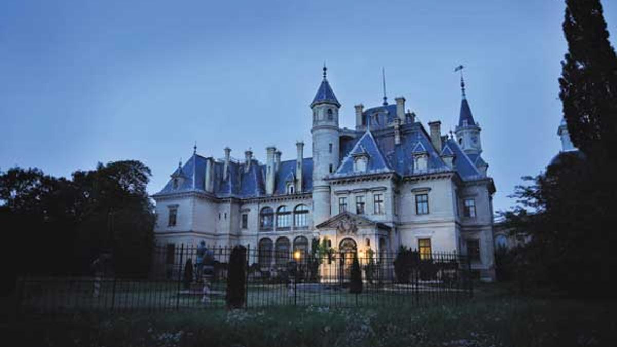 El castillo Schossberger, en la pequeña ciudad de Tura, cerca de Budapest, recrea el centro de educación al que son enviados los traviesos hermanos.