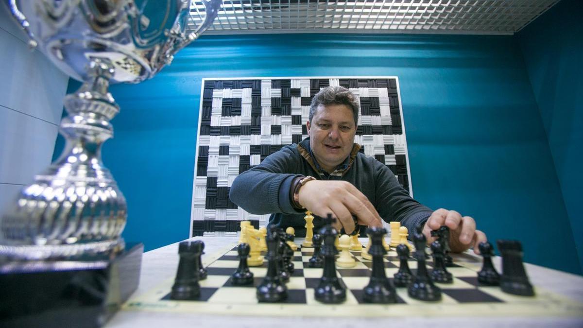 Luis María Campos mueve una de las piezas del tablero de ajedrez