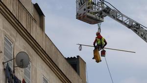 Un bombero examina el edificio que se derrumbó en Badalona a principios de febrero.