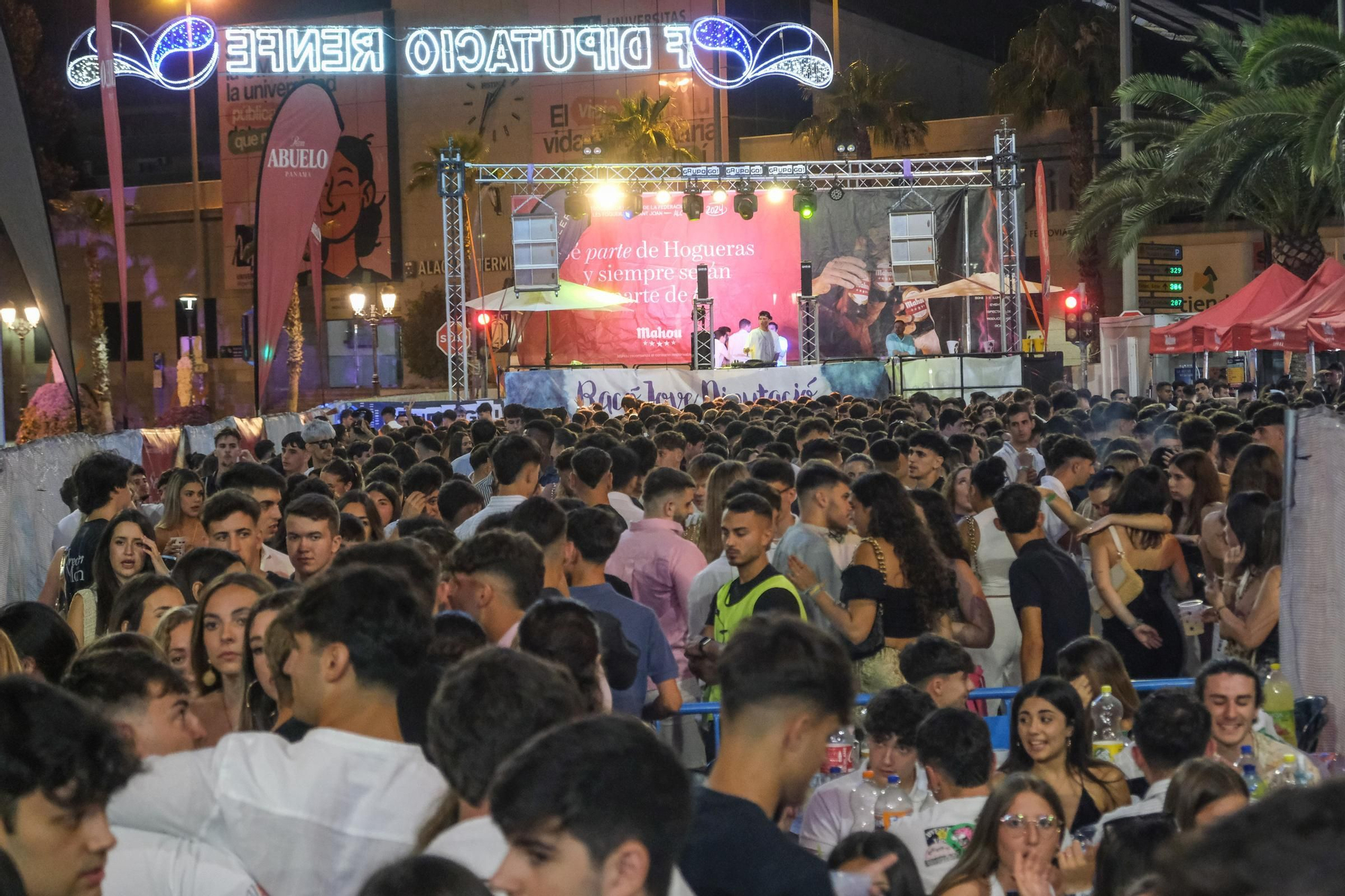Galería de fotos: así es salir de fiestas en Hogueras de Alicante