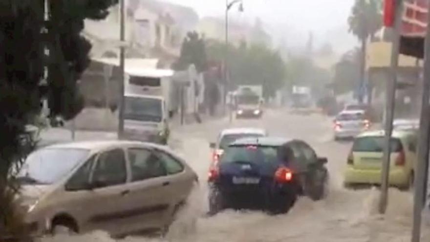 Calles anegadas por la lluvia en Pedregalejo y Cerrado de Calderón