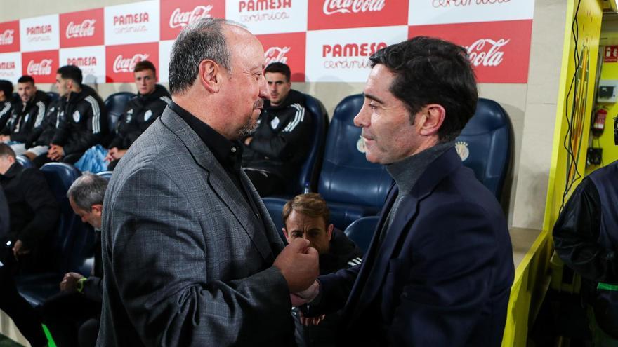 Benítez y Marcelino se saludan en la previa del partido de ida.