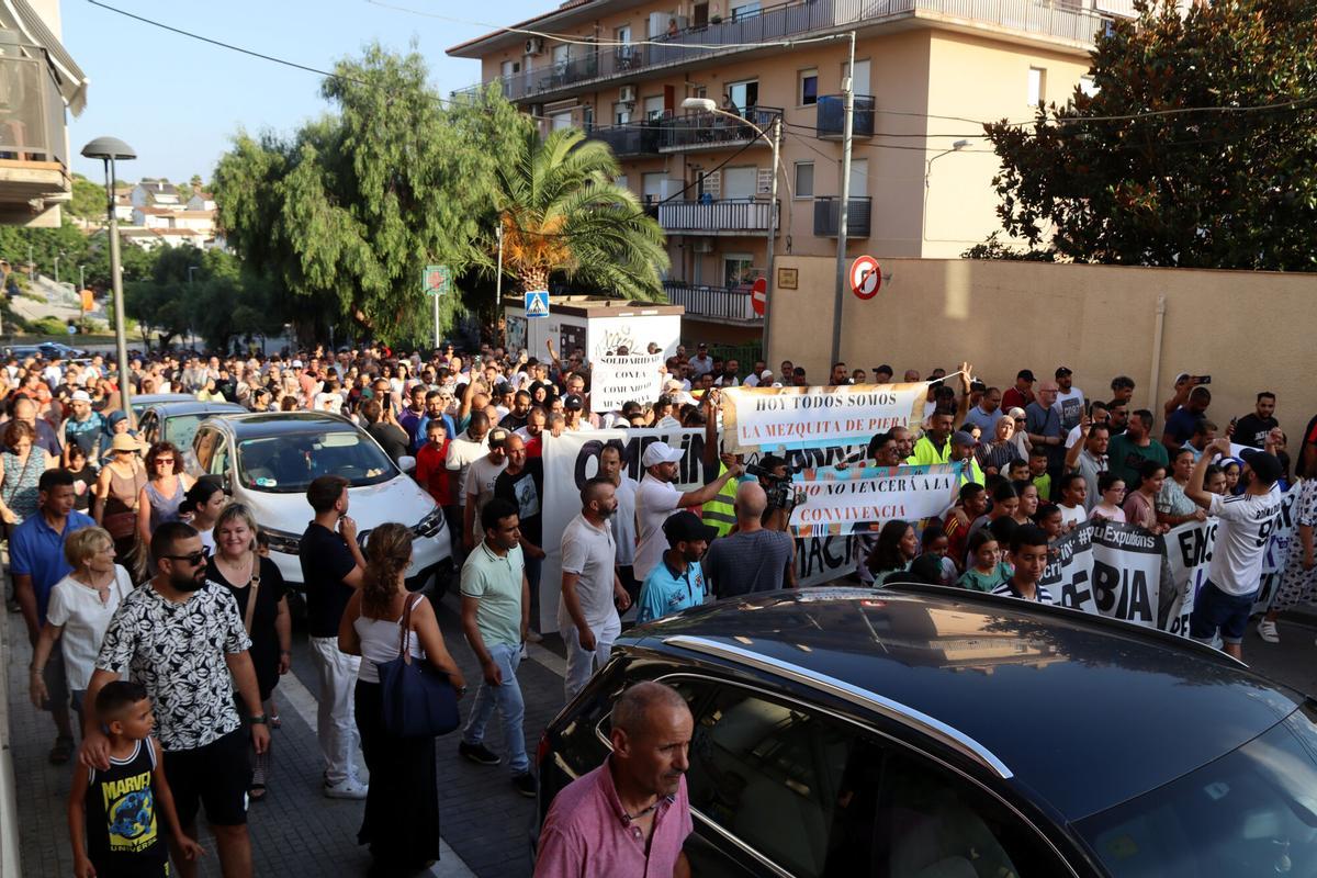 Unas 500 personas participan en una manifestación para condenar el incendio que calcinó el centro islámico del municipio