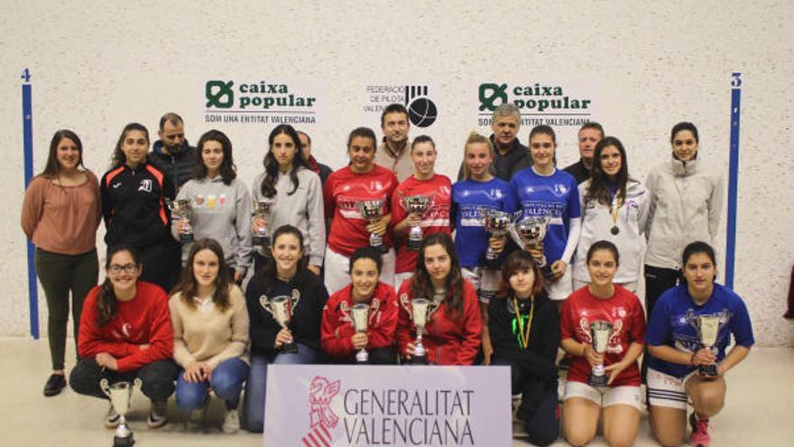 Les finalistes dels circuits femenins de raspall van gaudir de un gran ambient al trinquet d´Oliva.