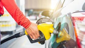 Un conductor carga de combustible el depósito de su coche.