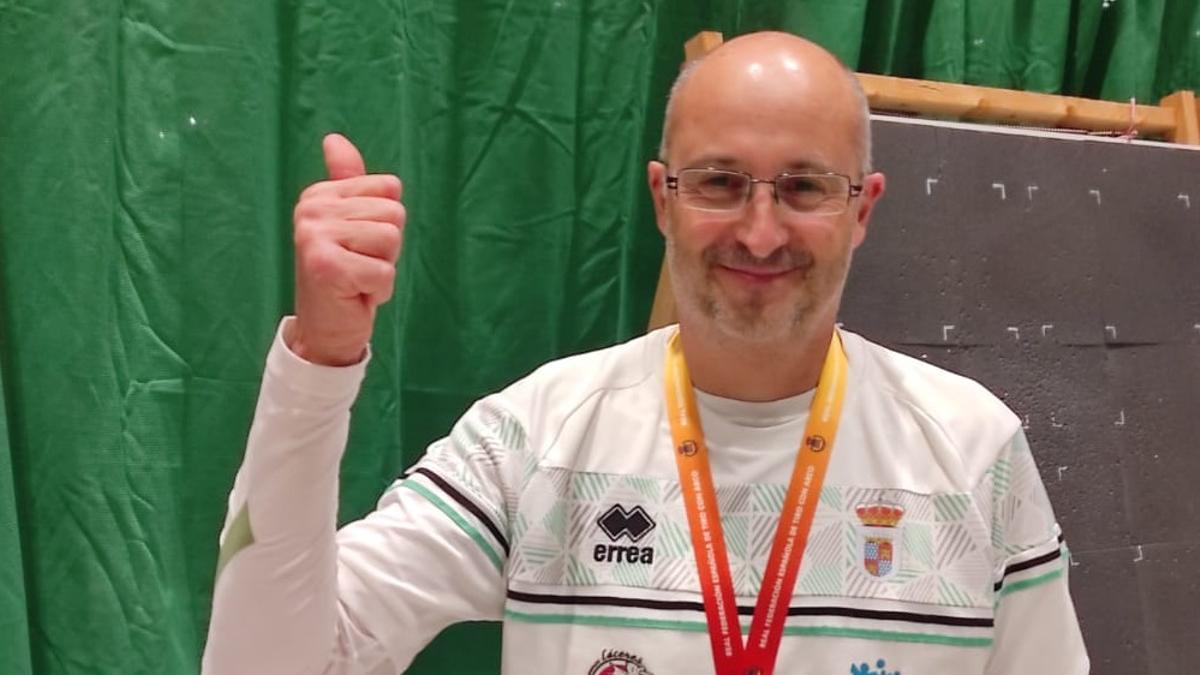 Cristino Fernández, con su medalla en León.