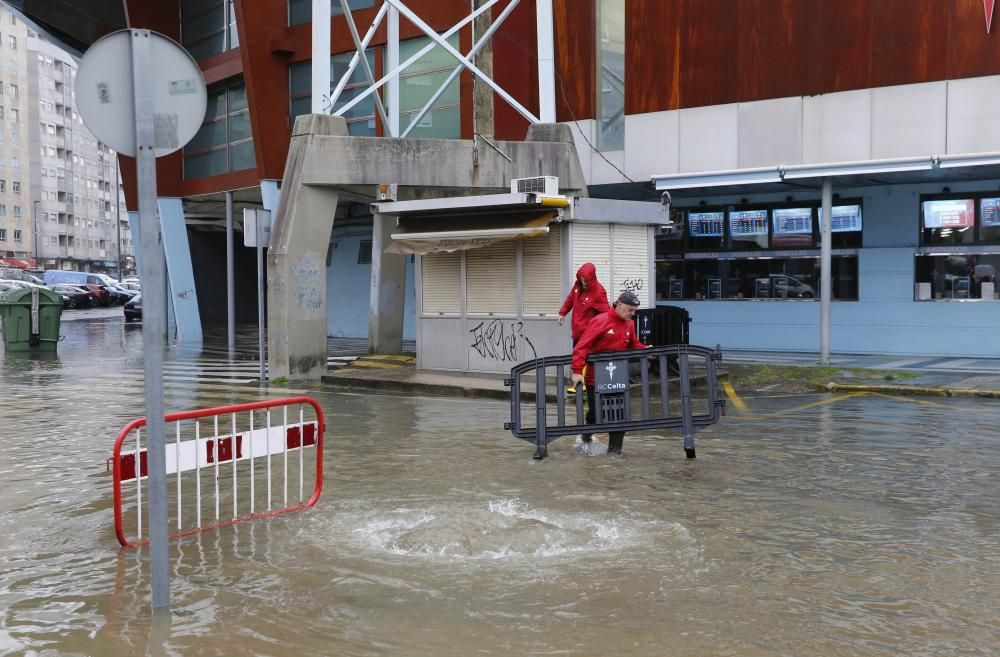 La intensa lluvia dejó balsas en las calles de Vigo