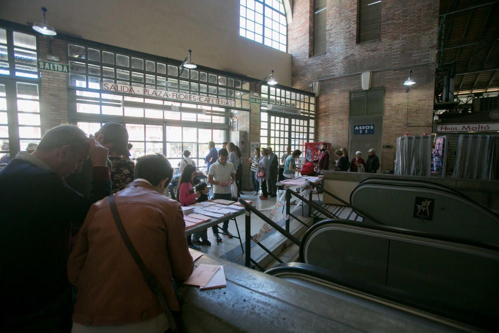 Jornada electoral en el Mercado central de Alicante.