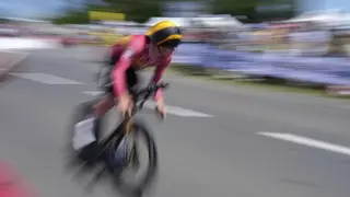 Evenepoel impone su ley en la crono de Caen y Pogacar se viste de amarillo
