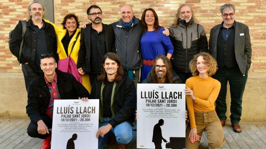Llach (al mig) amb artistes com Natxo Tarrés (al davant, segon per la dreta) i Carles Cases ( a la dreta)                                                                 | MARTA PICH
