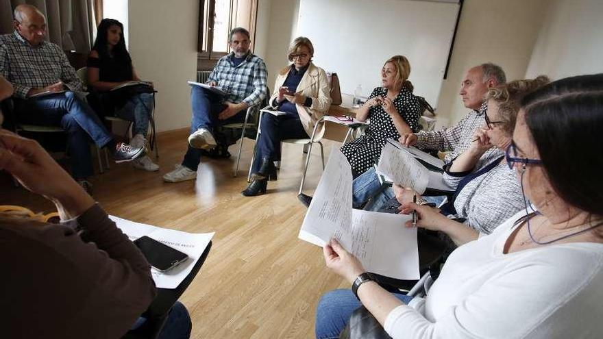 Un grupo de vecinos, ayer, en la reunión de Participación Ciudadana en el edificio de &quot;El Foco&quot;.