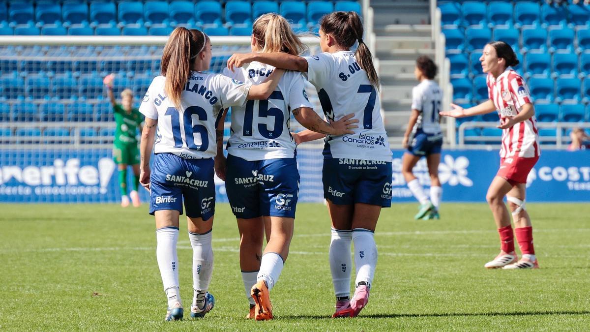 Clau Blanco, Bicho y Sakina, en el partido Costa Adeje-Atlético.