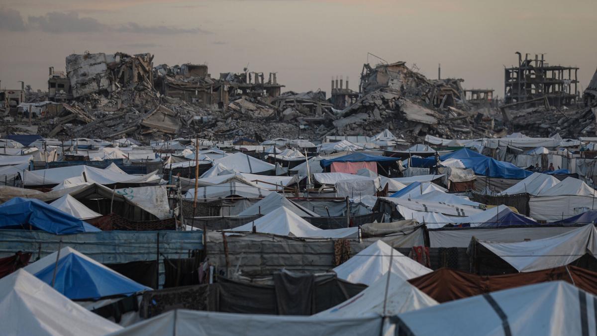 Los palestinos desplazados continúan con su vida cotidiana en condiciones difíciles dentro de tiendas de campaña.