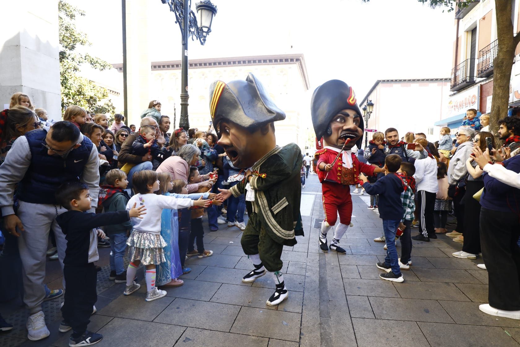 En imágenes | La comparsa de gigantes y cabezudos ilusionan a los más pequeños