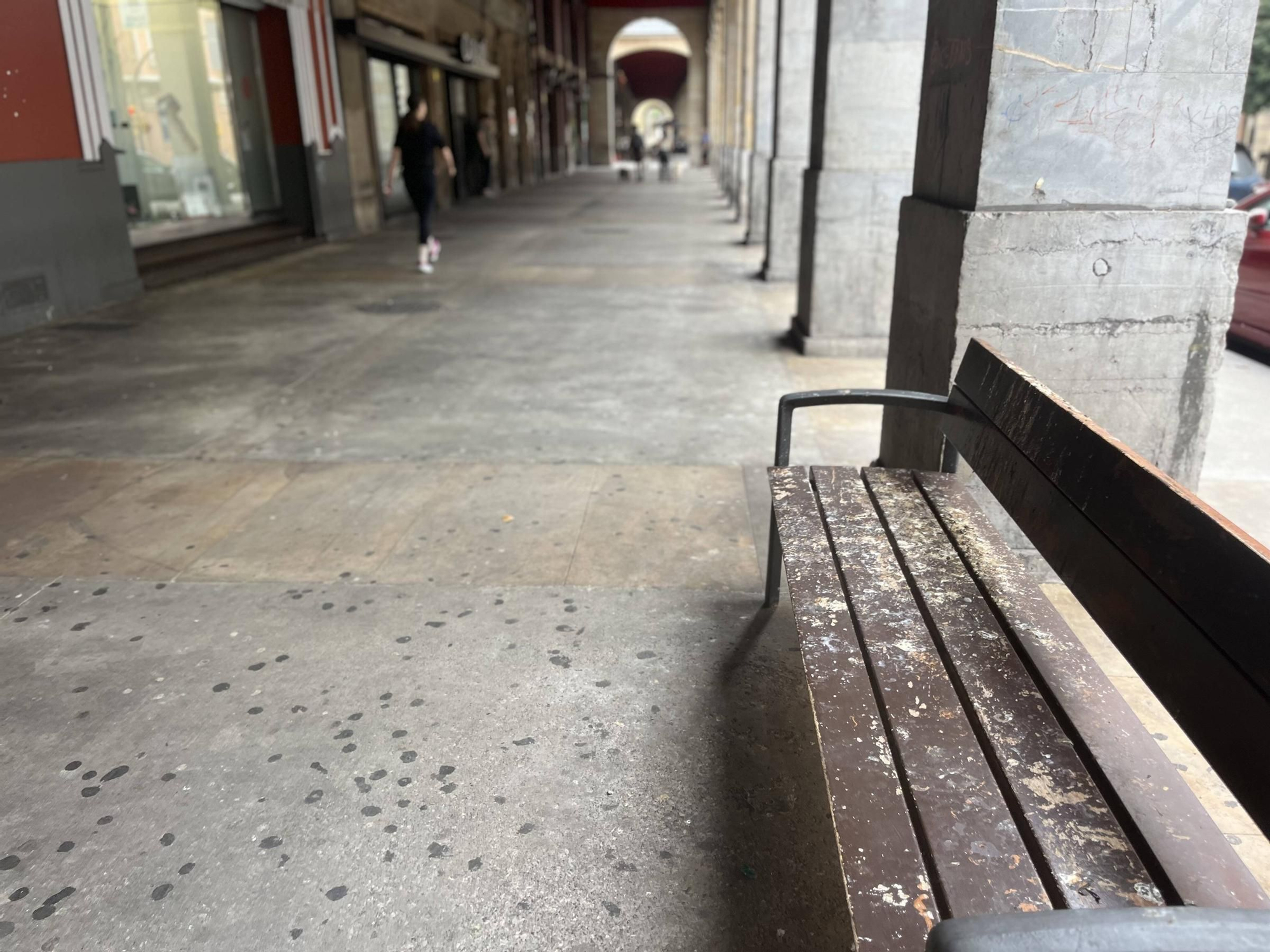 En la céntrica calle de Gijón Marqués de San Esteban vecinos y comerciantes esperan "un aire moderno" con el nuevo pavimento (en imágenes)
