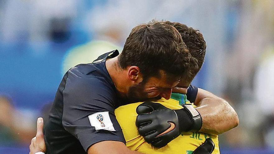 Allison y Thiago Silva celebran el pase de Brasil a cuartos, el pasado lunes.