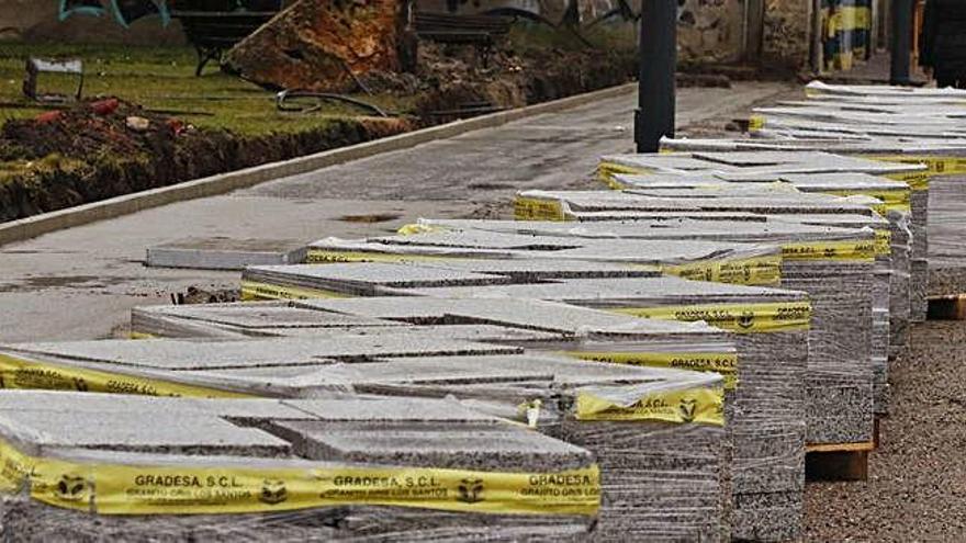 otro aspecto. Sobre estas líneas, imagen que presentan hoy por hoy los trabajos de acondicionamiento de la avenida de la Feria para ensanchar las aceras y conseguir un paseo más amable. A la izquierda, uno de los 75 &quot;aparcabicis&quot; que el Ayuntamiento de Zamora ha instalado a lo largo y ancho d toda la ciudad durante los últimos días y que ya están en funcionamiento.