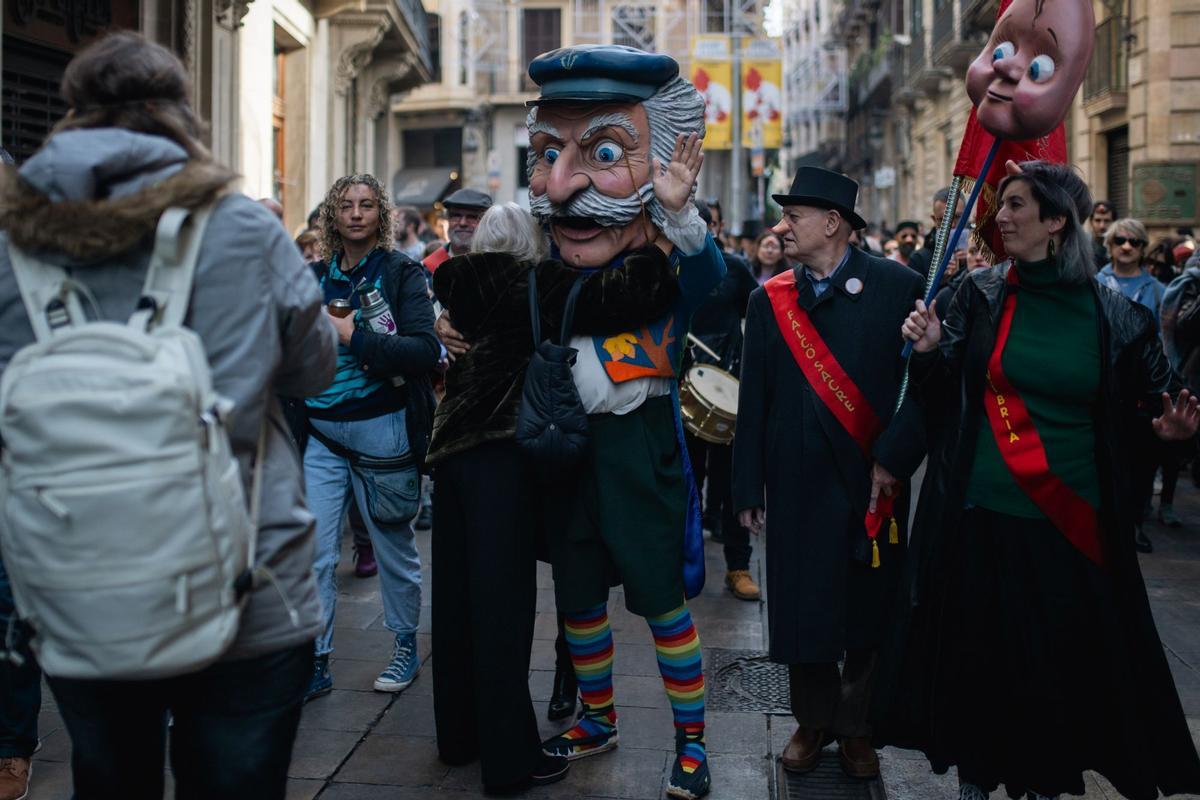 LHome dels Nassos ha dado su tradicional paseo por las calles de Barcelona para dar la bienvenida al año nuevo mientras repartiendo narices de pega a los niños y chocolate caliente. El cabezudo del artesano Amadeu Fuster que se estrenó en 1997 hace creer a los niños y niñas que por las calles de la ciudad podrán ver a un hombre con tantas narices como días tiene el año y hace de mensajero y comunica a las autoridades los deseos de los ciudadanos y entrega la llave que abre la puerta del nuevo año