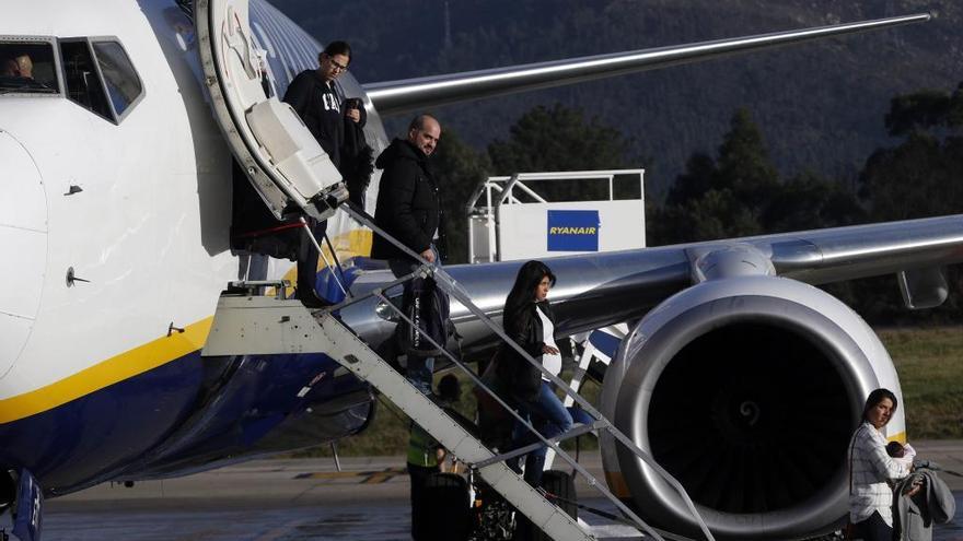 Pasajeros bajan de un avión de Ryanair en Peinador. // R. G.