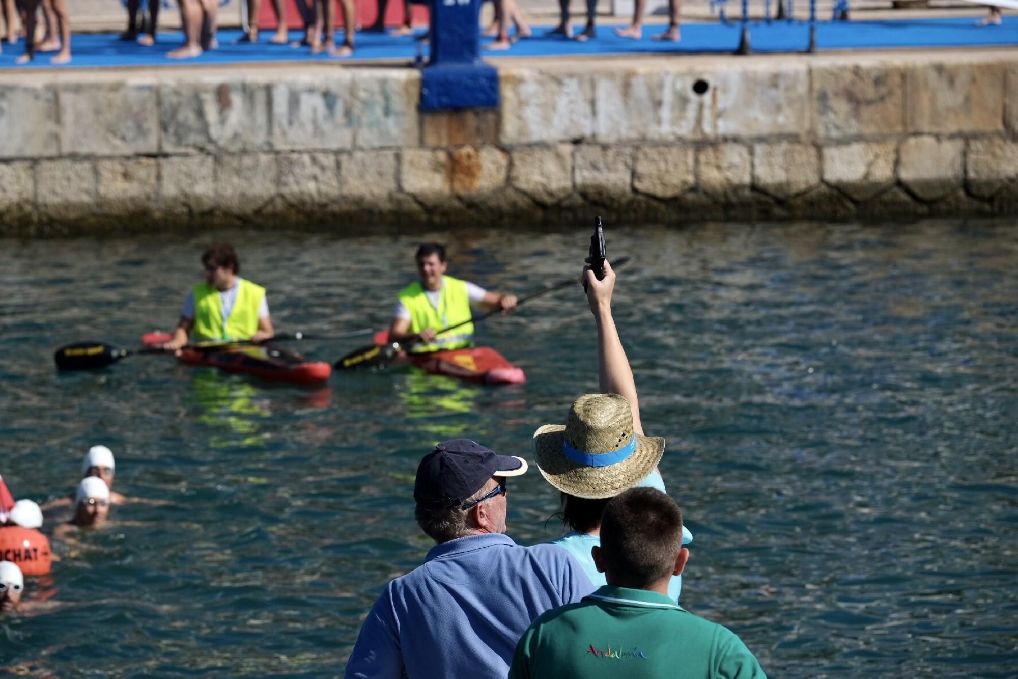 El alcalde De la Torre vuelve a participar en la travesía a nado del Puerto de Málaga