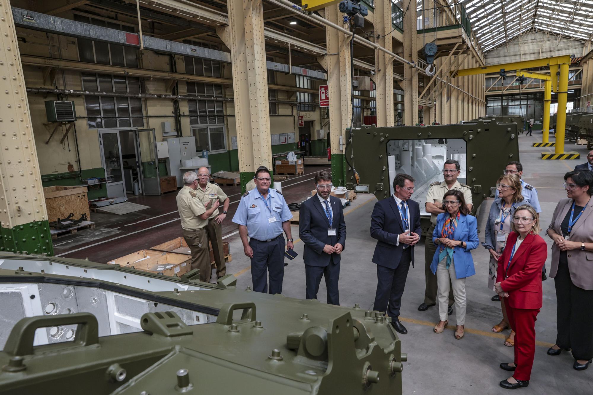 En imágenes: así fue la visita de la ministra Margarita Robles a la Fábrica de Armas de Trubia