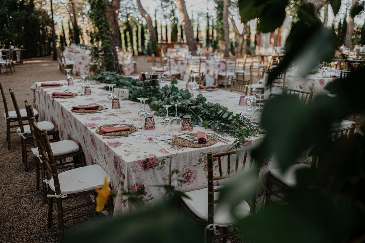 Mesas largas y florales en los banquetes de boda