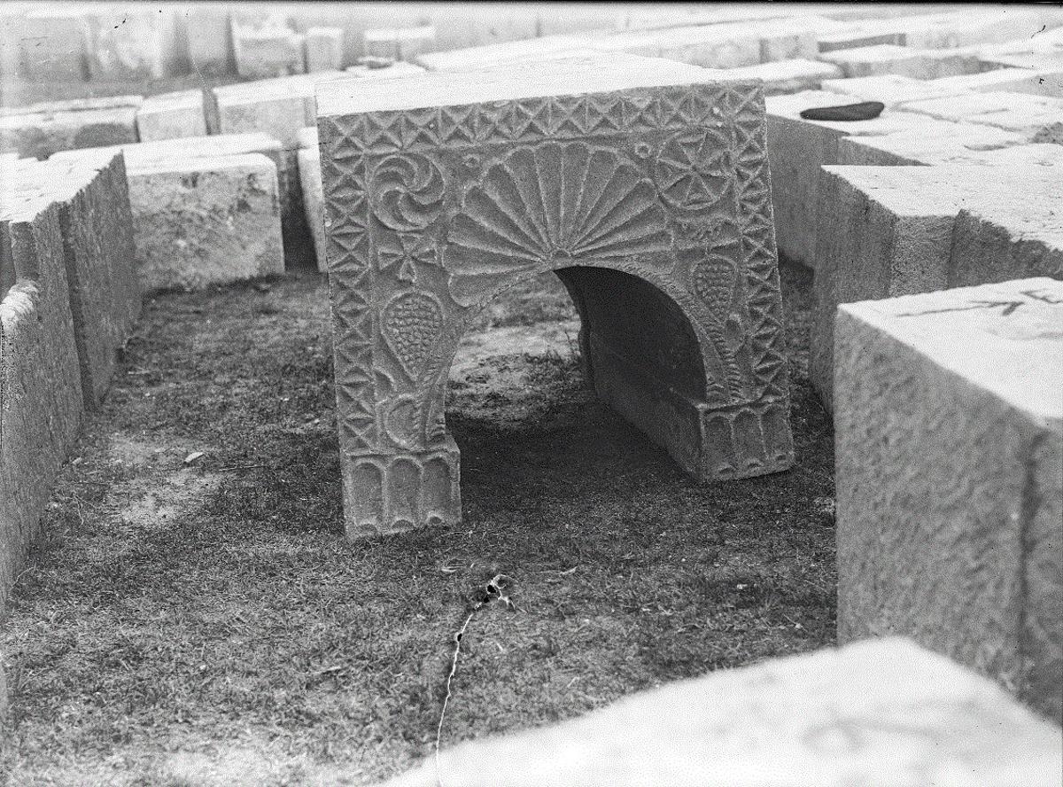 Sillar de San Pedro de la Nave esperando a ser trasladado.