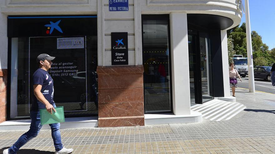 Una oficina de CaixaBank en Elche.