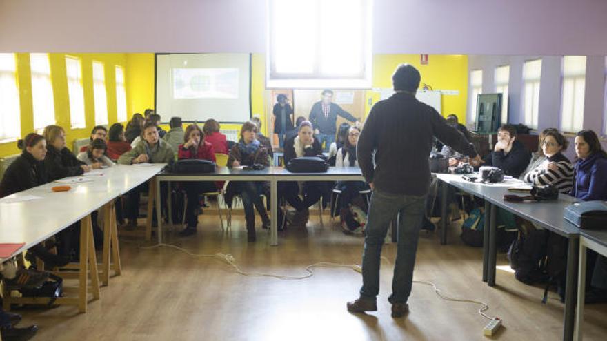 Los asistentes al curso escuchan atentamente las explicaciones impartidas en el Punto Joven.