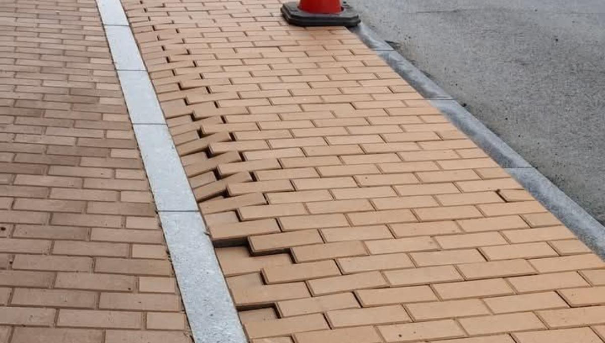 Baldosas levantadas en otro tramo de la Avenida Cardenal Cisneros