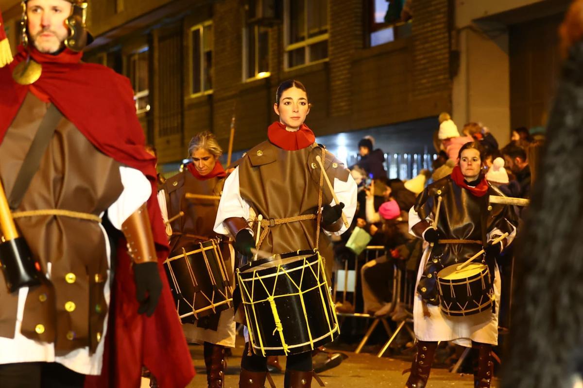 En imágenes | El frío de Zaragoza no puede con la ilusión de ver a los Reyes Magos