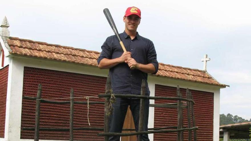 Paco Figueroa, en el jardín de su casa en Louredo (Mos).