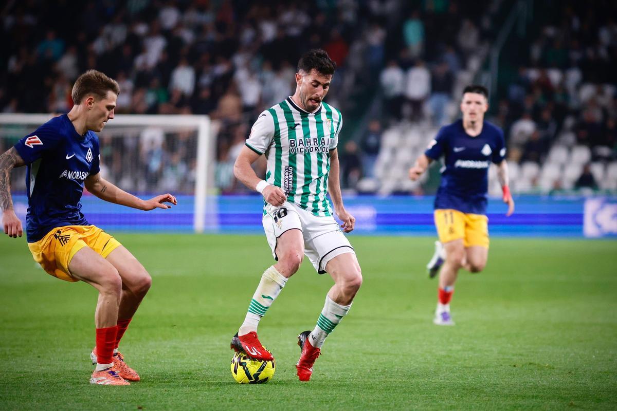 Jacobo González, durante un lance del Córdoba CF-Andorra en El Arcángel.